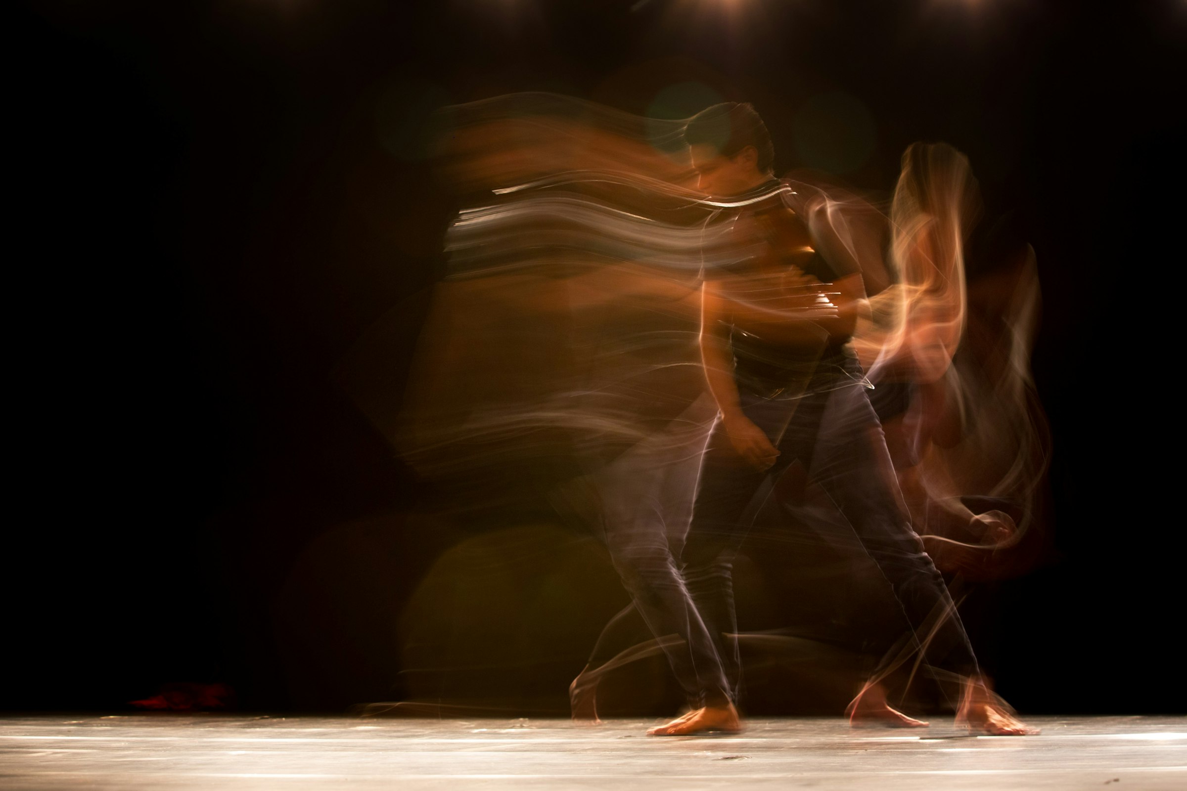 Bailarín en movimiento, con la figura desdibujada por la velocidad
